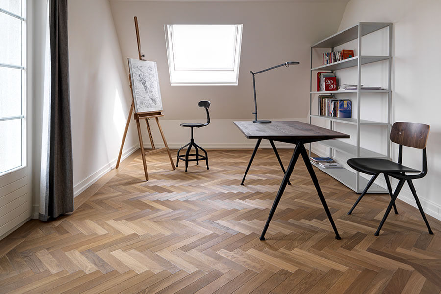 Parkett Nova Antica, Fischgrat, massives Stabparkett aus franz. Eiche Base fumé moitié, geölt extra weiss ( ©Bruno Helbling, Karsten Schmidt)