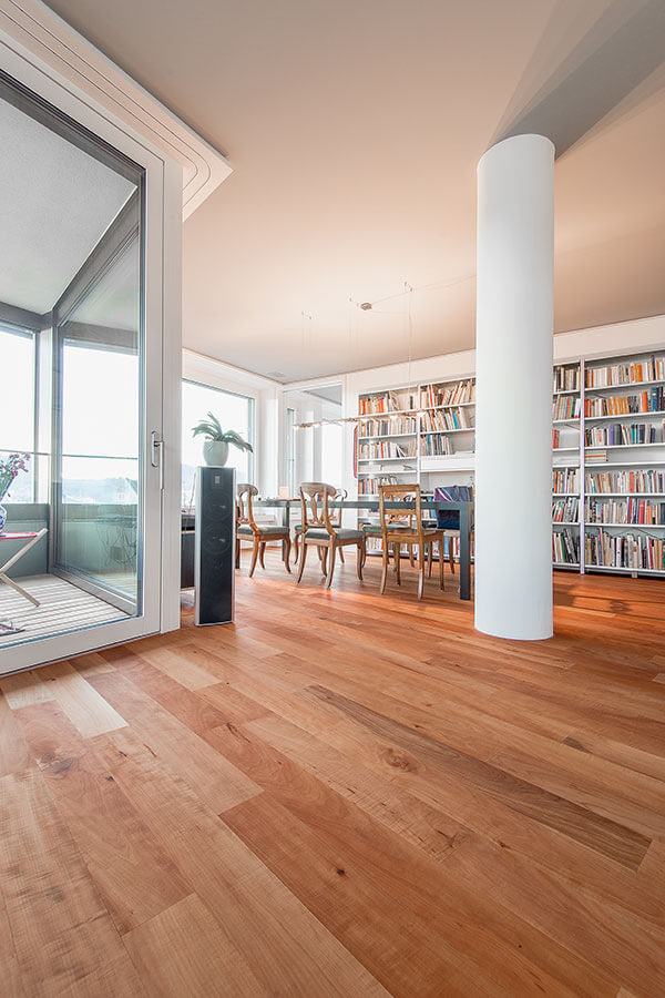 Parkett Nova Lontana, Riemenparkett 2-Schicht, Schweizer Birnbaum gedämpft, flammig, geölt natur